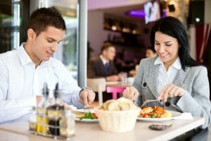 אוכלים במסעדות בזמן דיאטה? 12 טיפים שיסייעו לכם 